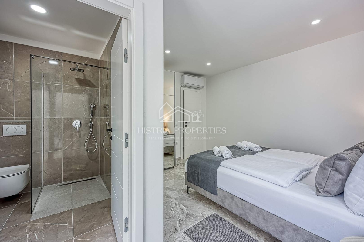 Una casa bifamiliare con piscina immersa nel bosco e nella natura