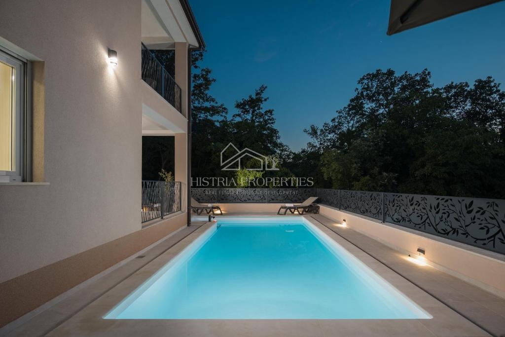 Una casa bifamiliare con piscina immersa nel bosco e nella natura