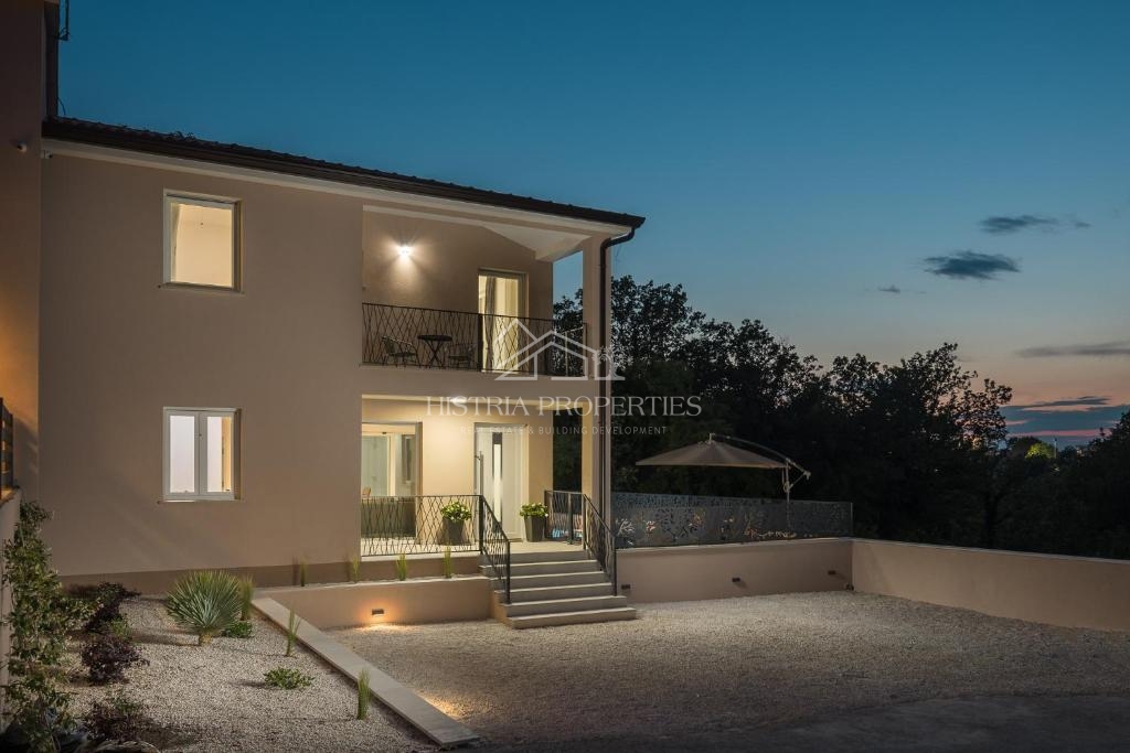 Una casa bifamiliare con piscina immersa nel bosco e nella natura