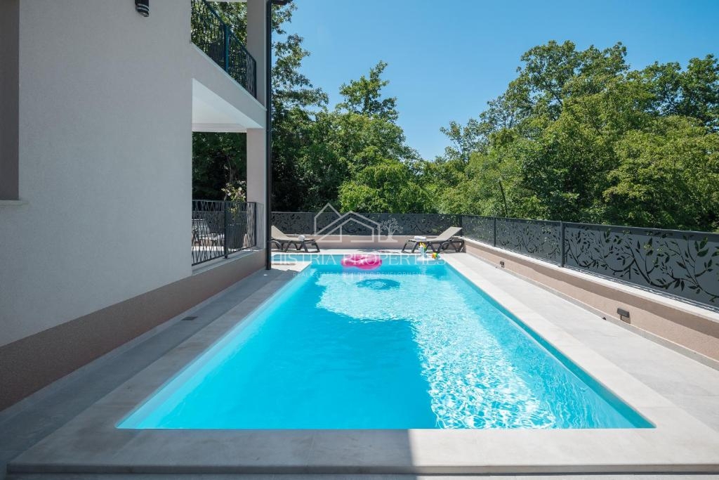Una casa bifamiliare con piscina immersa nel bosco e nella natura