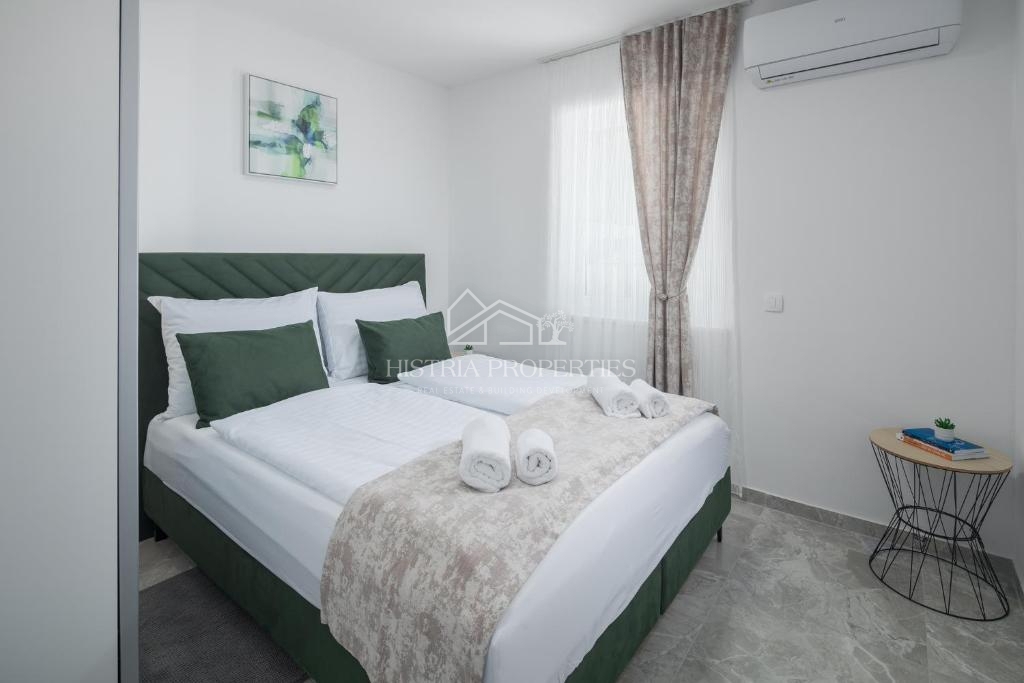 Una casa bifamiliare con piscina immersa nel bosco e nella natura