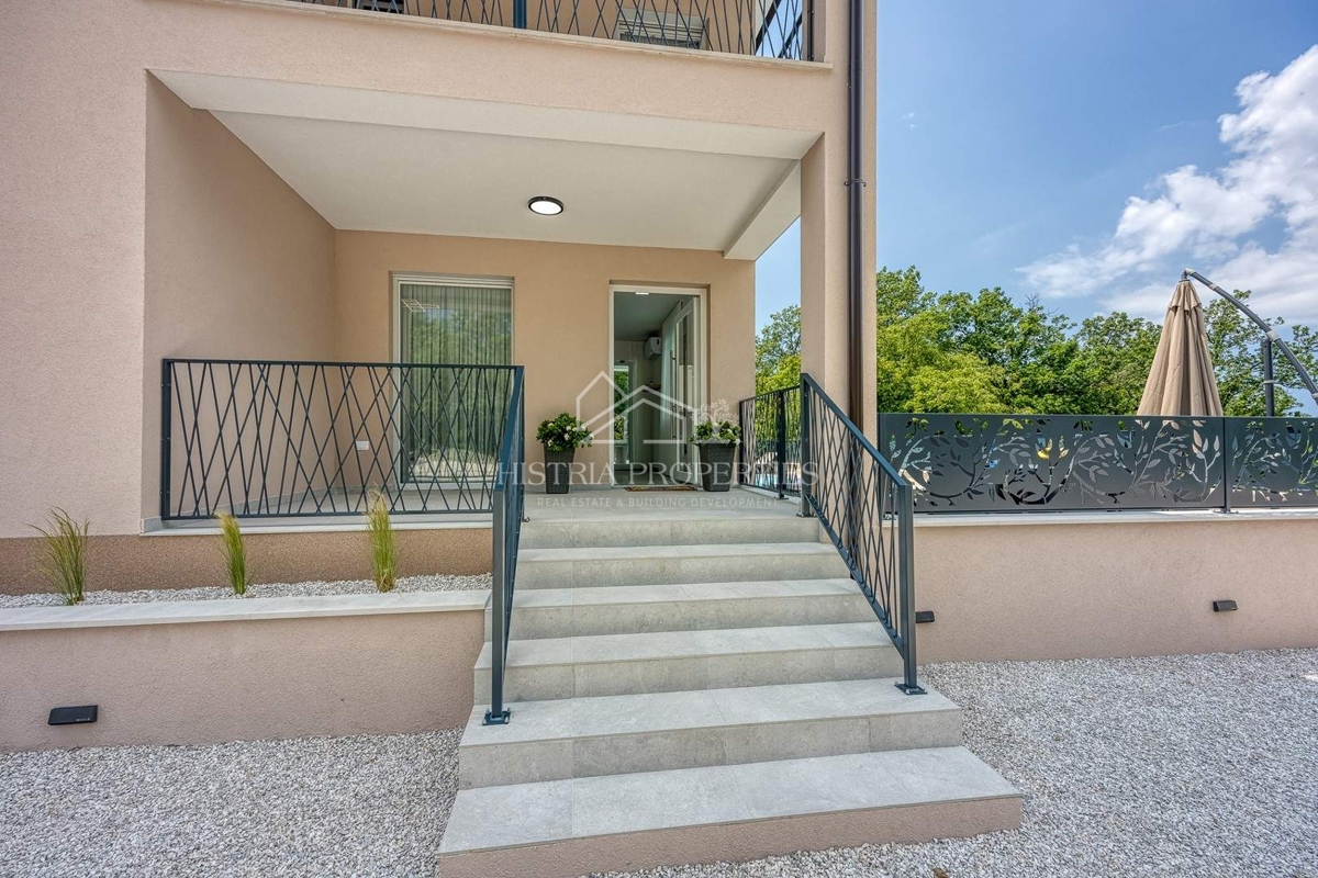 Una casa bifamiliare con piscina immersa nel bosco e nella natura