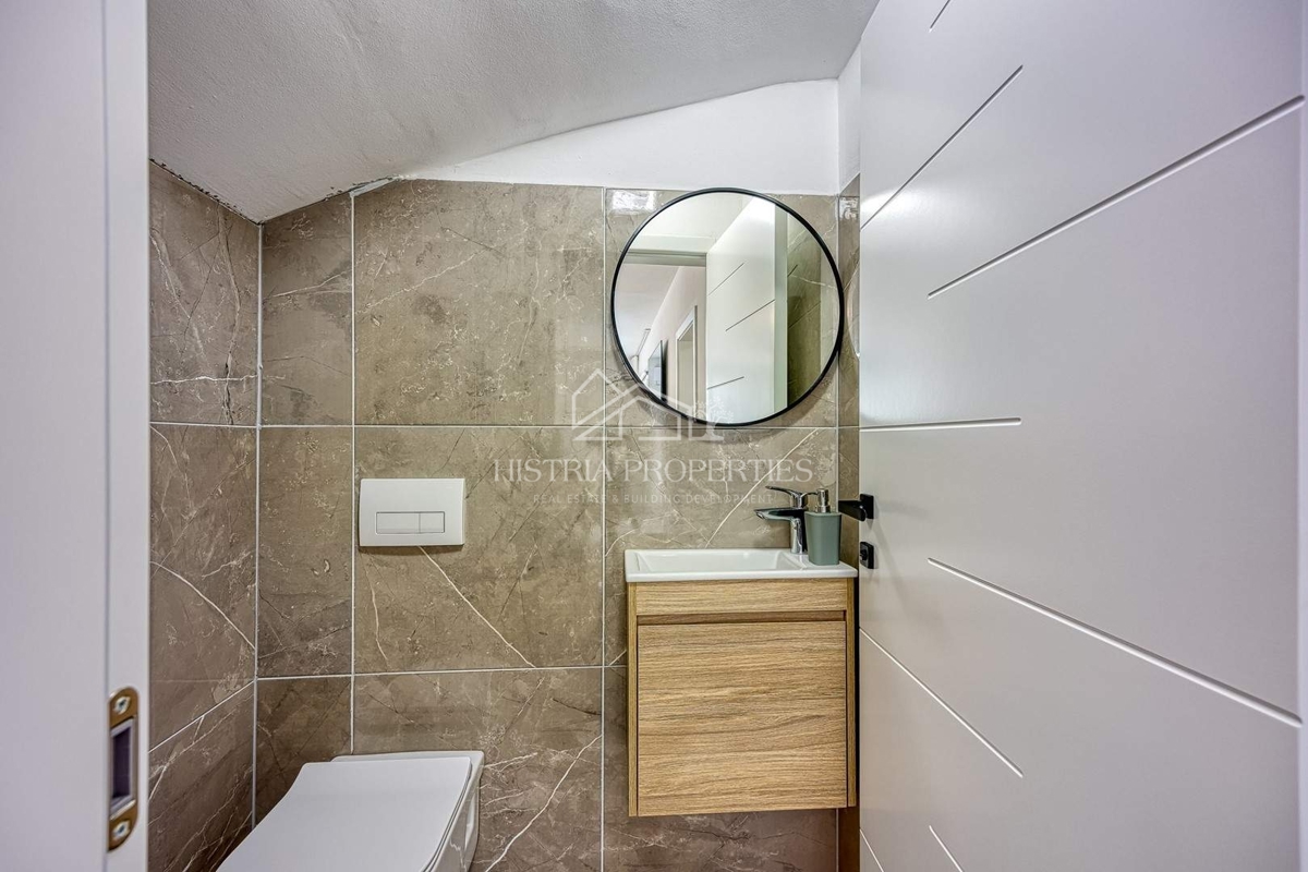 Una casa bifamiliare con piscina immersa nel bosco e nella natura