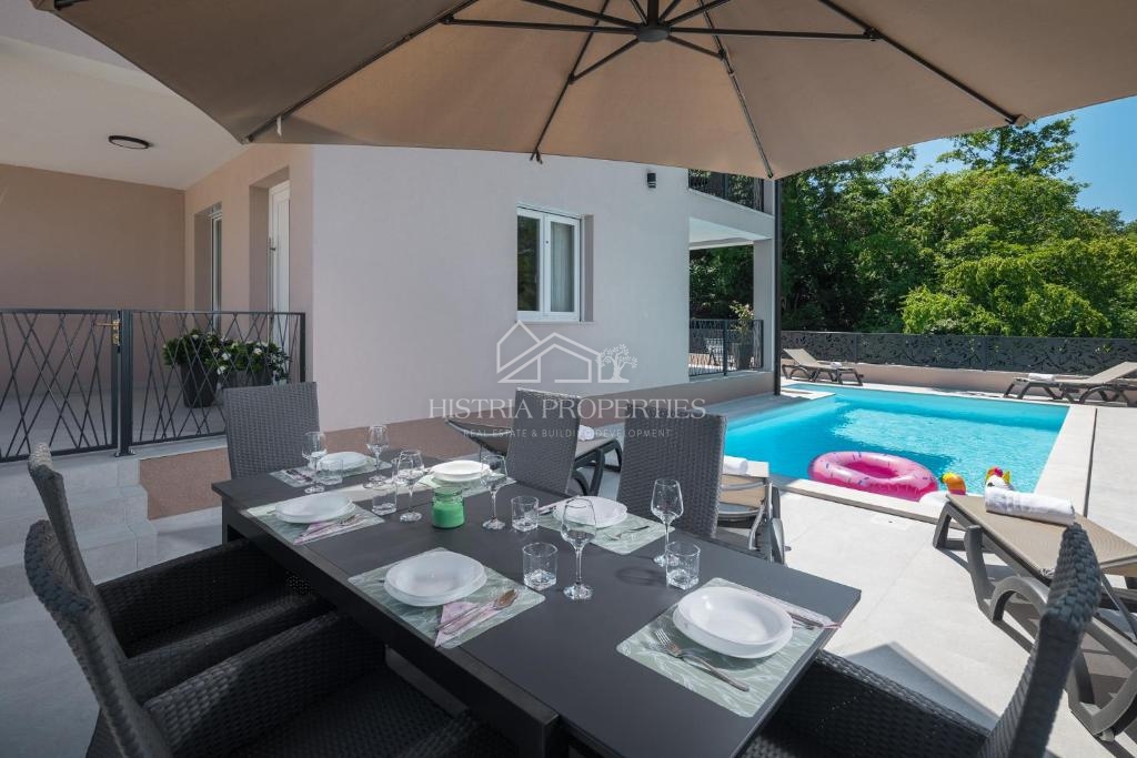 Una casa bifamiliare con piscina immersa nel bosco e nella natura