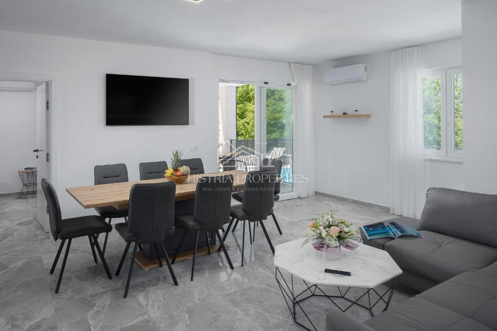 Una casa bifamiliare con piscina immersa nel bosco e nella natura