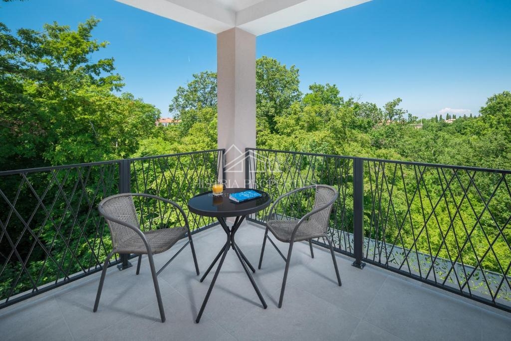 Una casa bifamiliare con piscina immersa nel bosco e nella natura