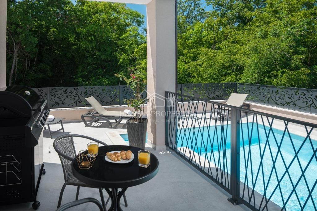 Una casa bifamiliare con piscina immersa nel bosco e nella natura