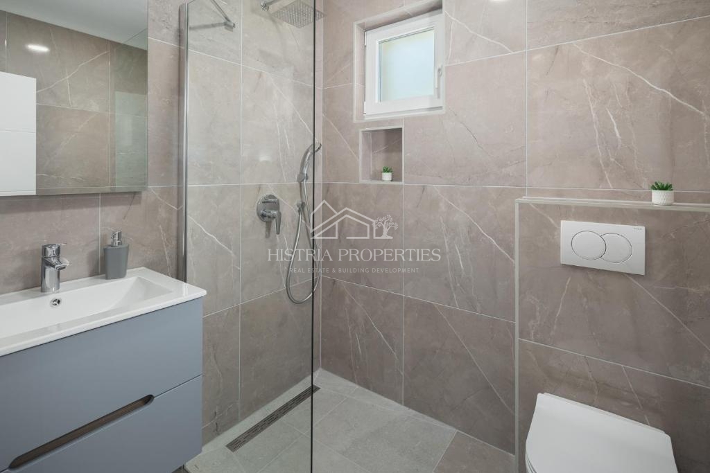 Una casa bifamiliare con piscina immersa nel bosco e nella natura