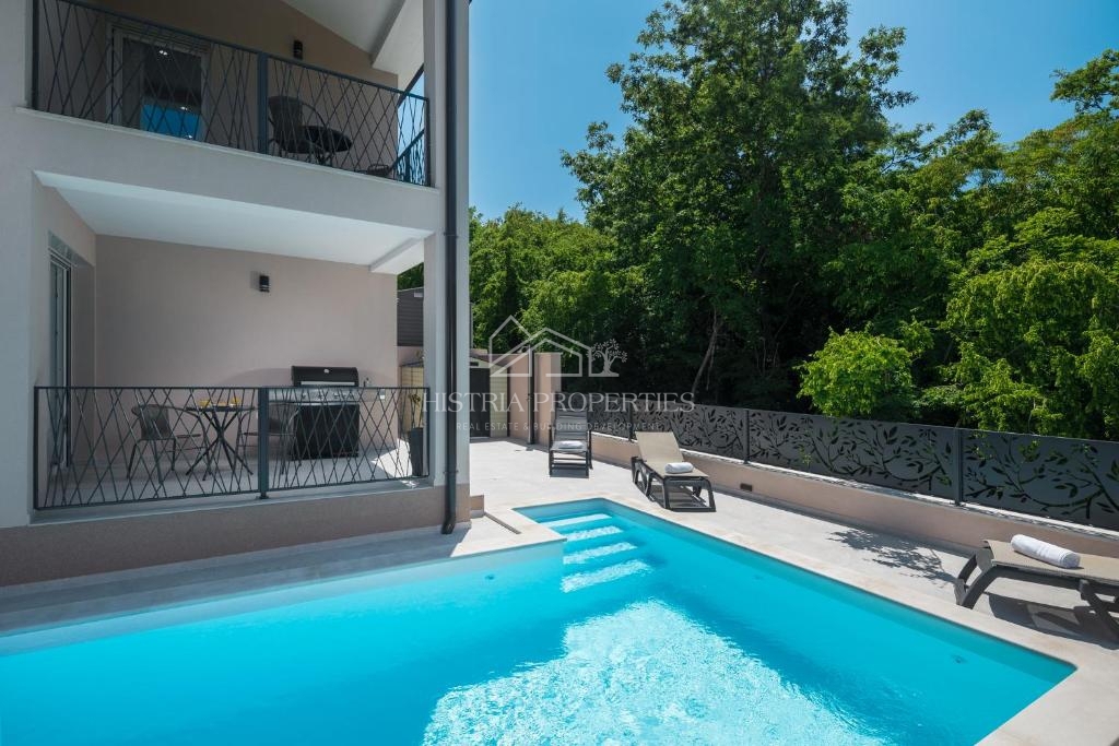 Una casa bifamiliare con piscina immersa nel bosco e nella natura