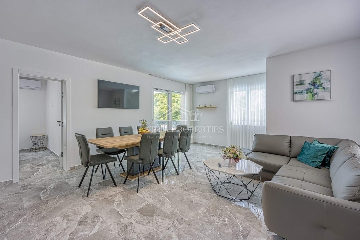 Una casa bifamiliare con piscina immersa nel bosco e nella natura