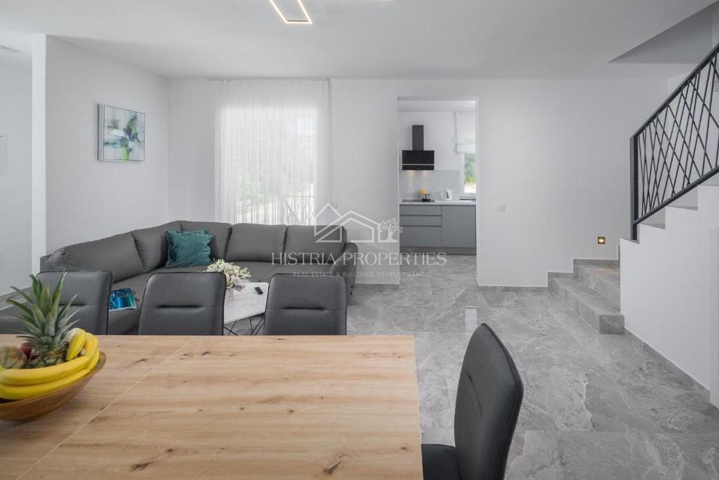 Una casa bifamiliare con piscina immersa nel bosco e nella natura