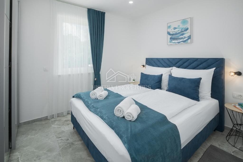 Una casa bifamiliare con piscina immersa nel bosco e nella natura