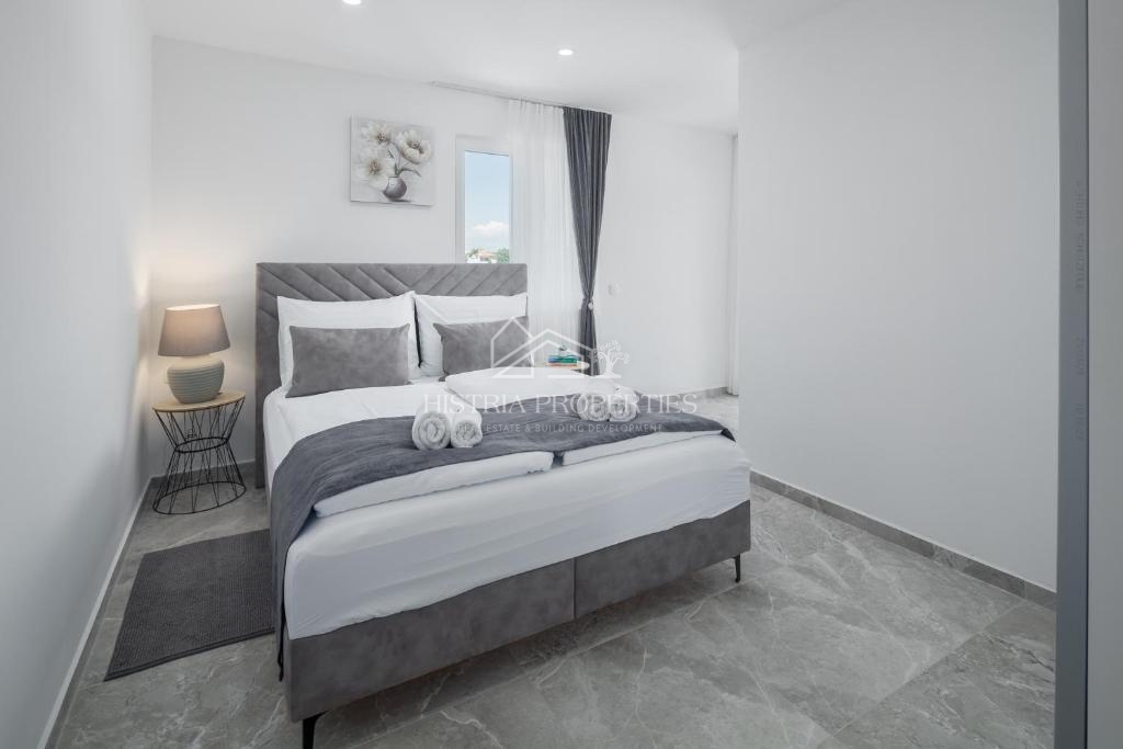 Una casa bifamiliare con piscina immersa nel bosco e nella natura