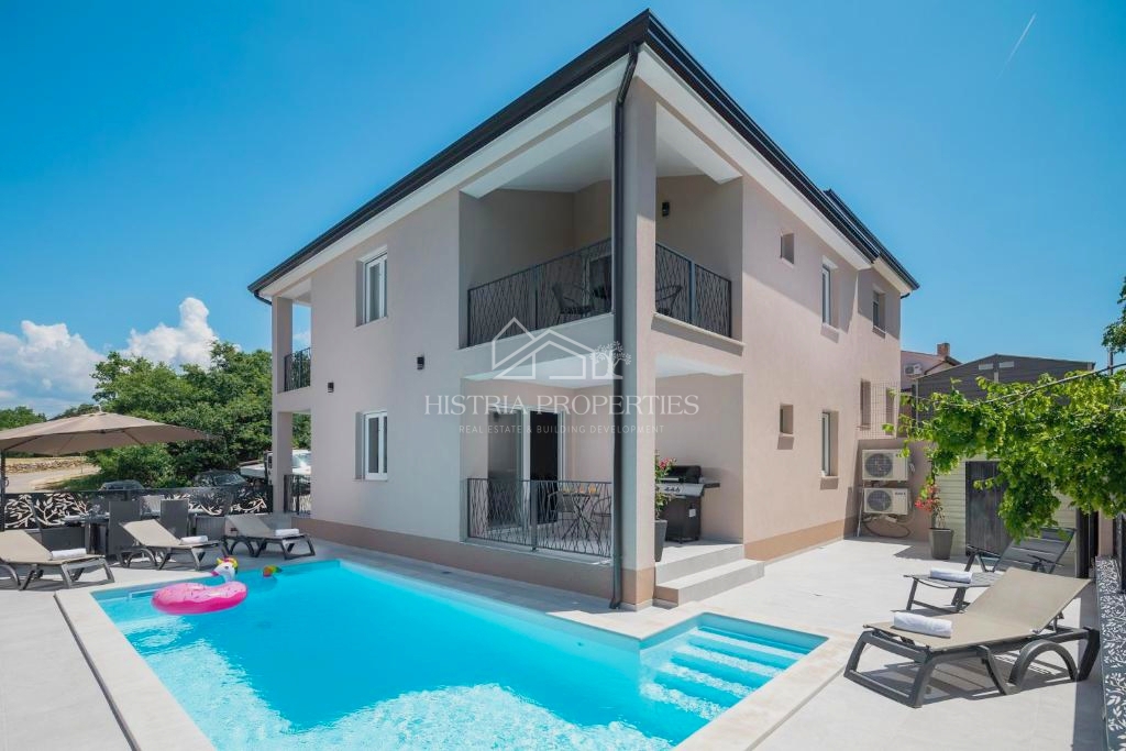 Una casa bifamiliare con piscina immersa nel bosco e nella natura