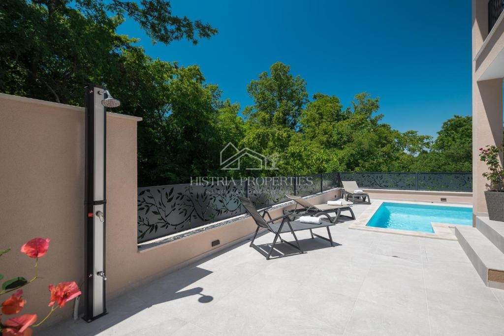 Una casa bifamiliare con piscina immersa nel bosco e nella natura