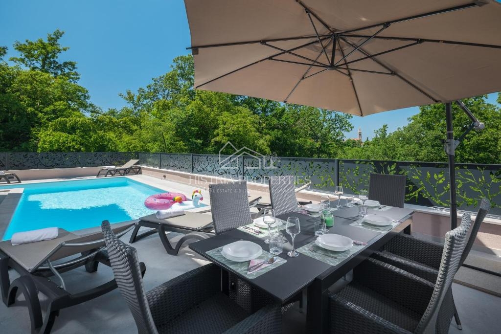 Una casa bifamiliare con piscina immersa nel bosco e nella natura