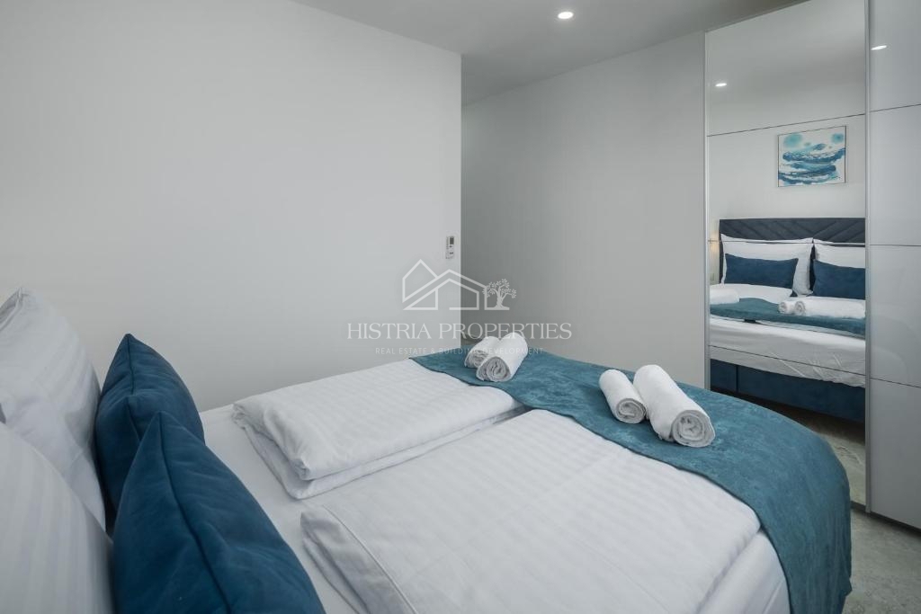 Una casa bifamiliare con piscina immersa nel bosco e nella natura