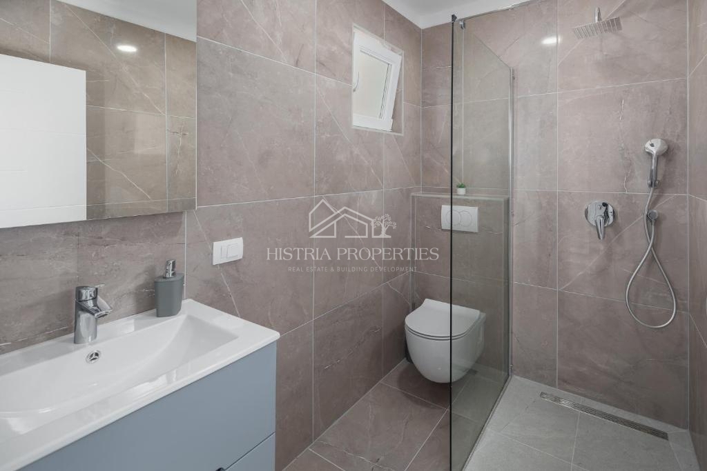 Una casa bifamiliare con piscina immersa nel bosco e nella natura