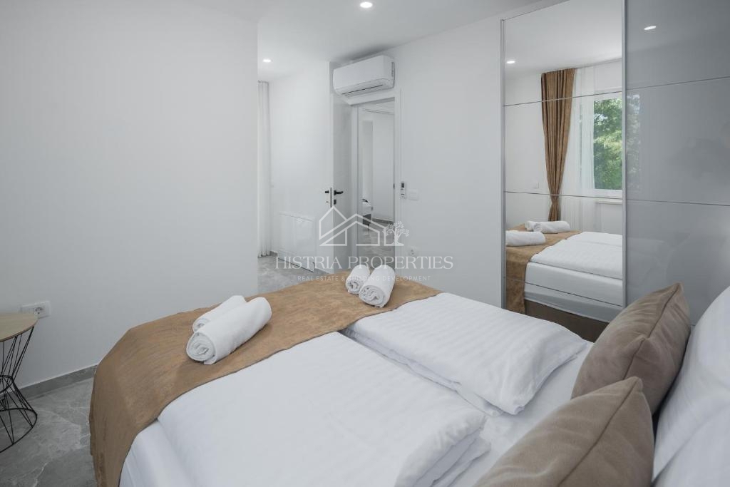 Una casa bifamiliare con piscina immersa nel bosco e nella natura