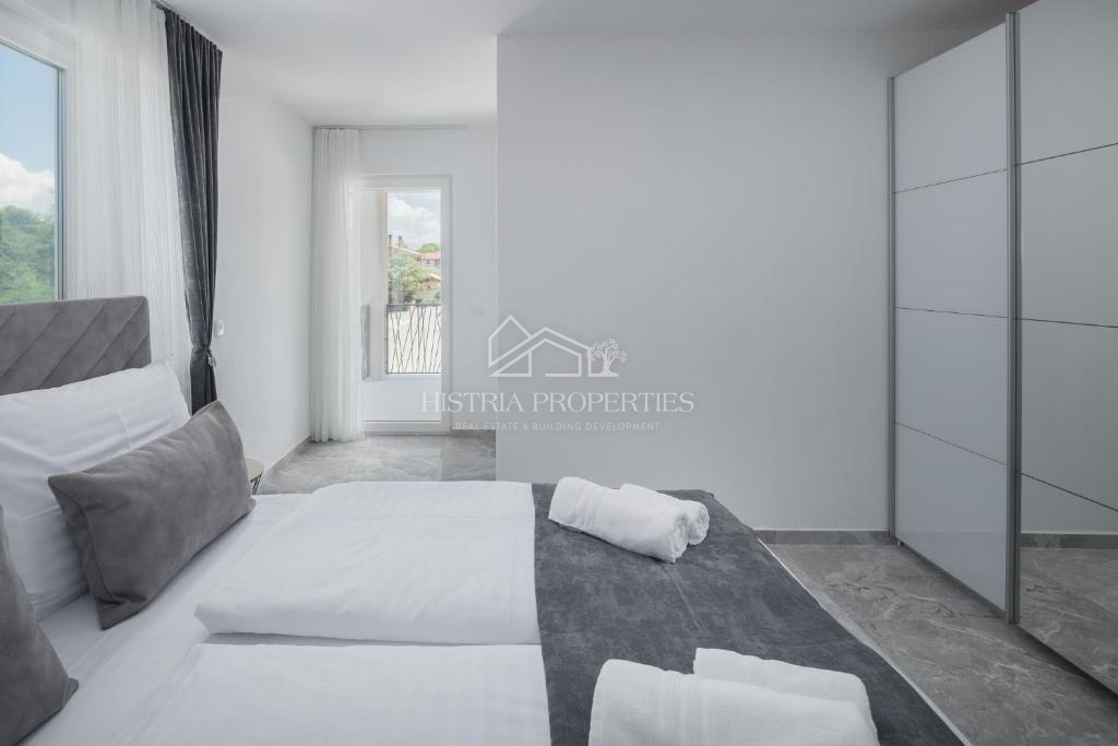 Una casa bifamiliare con piscina immersa nel bosco e nella natura