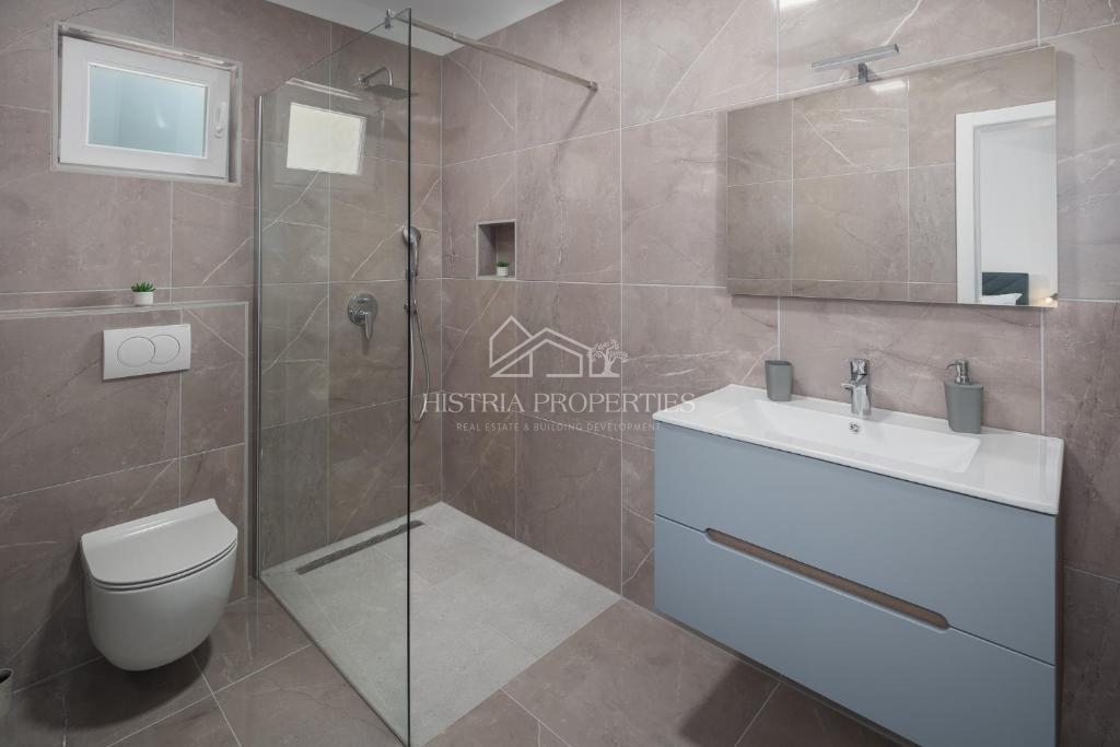 Una casa bifamiliare con piscina immersa nel bosco e nella natura