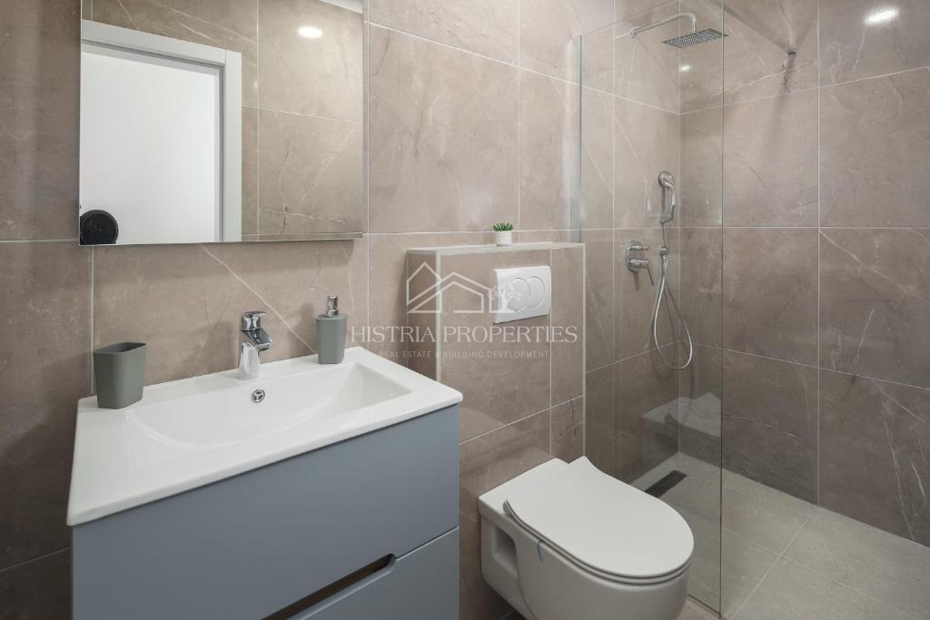 Una casa bifamiliare con piscina immersa nel bosco e nella natura