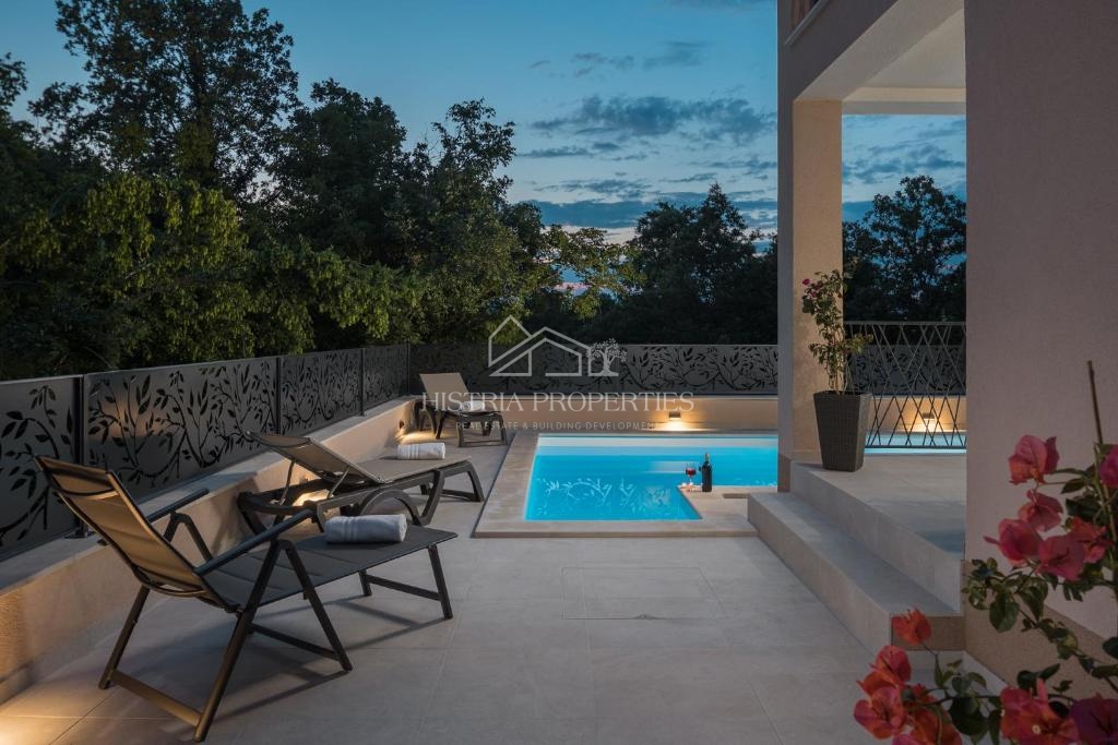 Una casa bifamiliare con piscina immersa nel bosco e nella natura