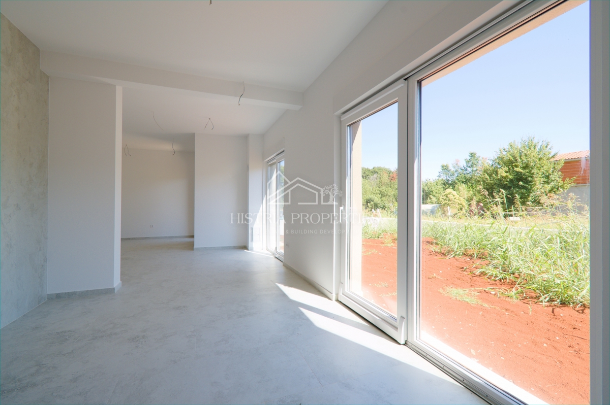 Ampio appartamento con giardino in un nuovo edificio moderno