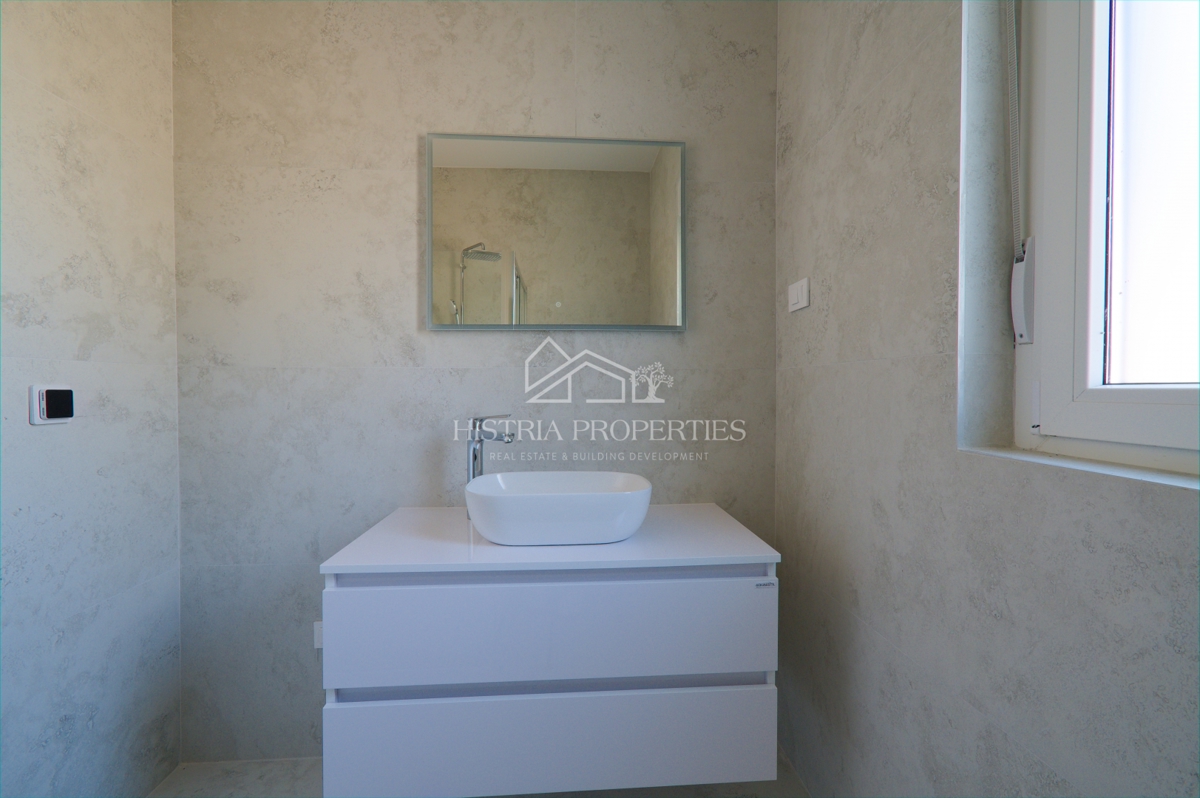 Ampio appartamento con giardino in un nuovo edificio moderno