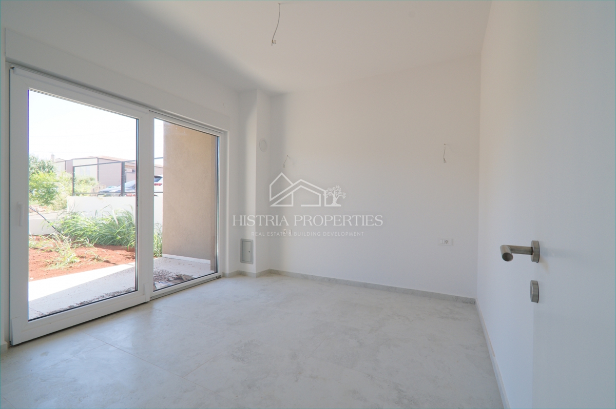 Ampio appartamento con giardino in un nuovo edificio moderno