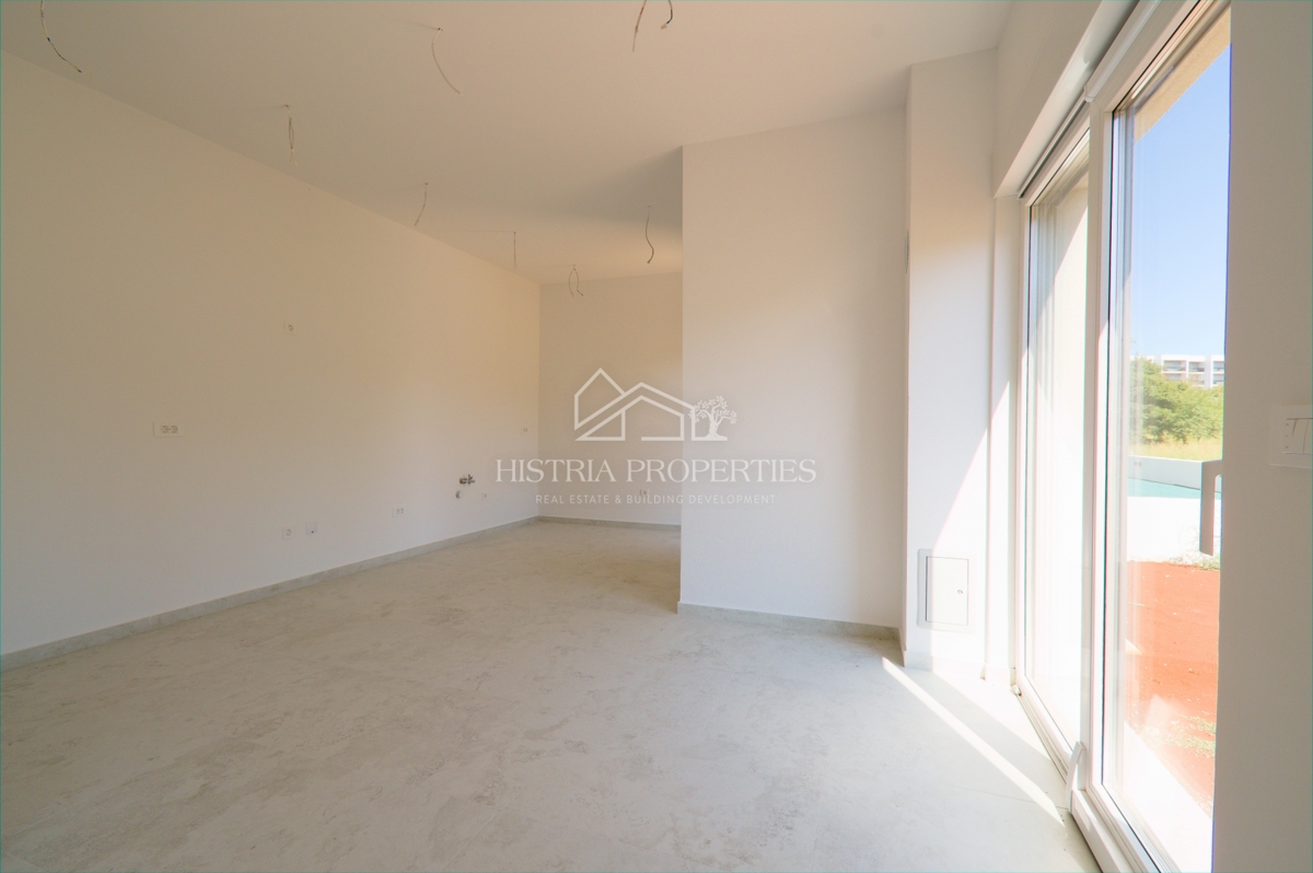 Ampio appartamento con giardino in un nuovo edificio moderno