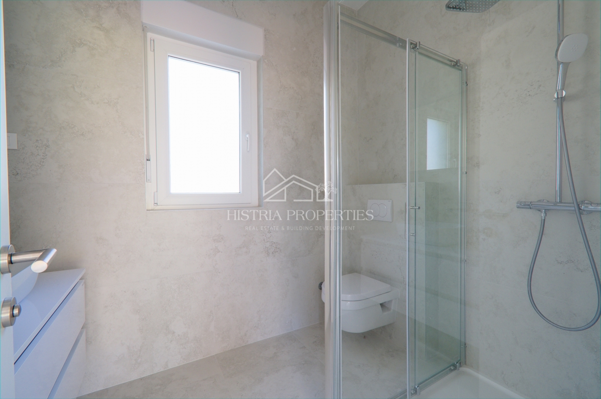 Ampio appartamento con giardino in un nuovo edificio moderno