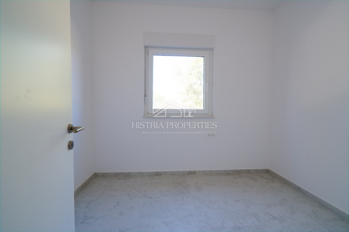 Ampio appartamento con giardino in un nuovo edificio moderno