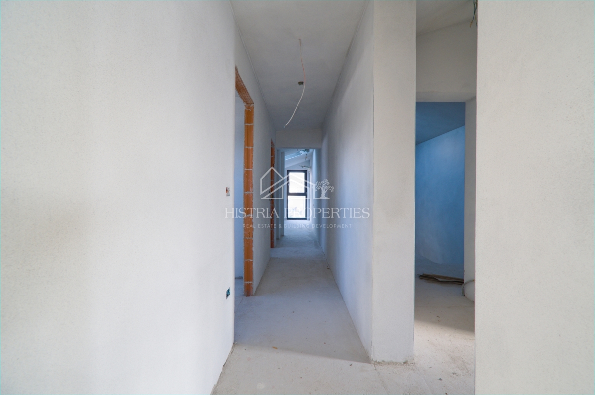 Vicino al mare e un confortevole appartamento familiare in un nuovo edificio vicino a Parenzo