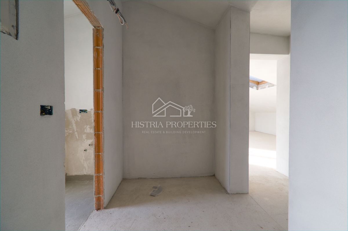 Vicino al mare e un confortevole appartamento familiare in un nuovo edificio vicino a Parenzo