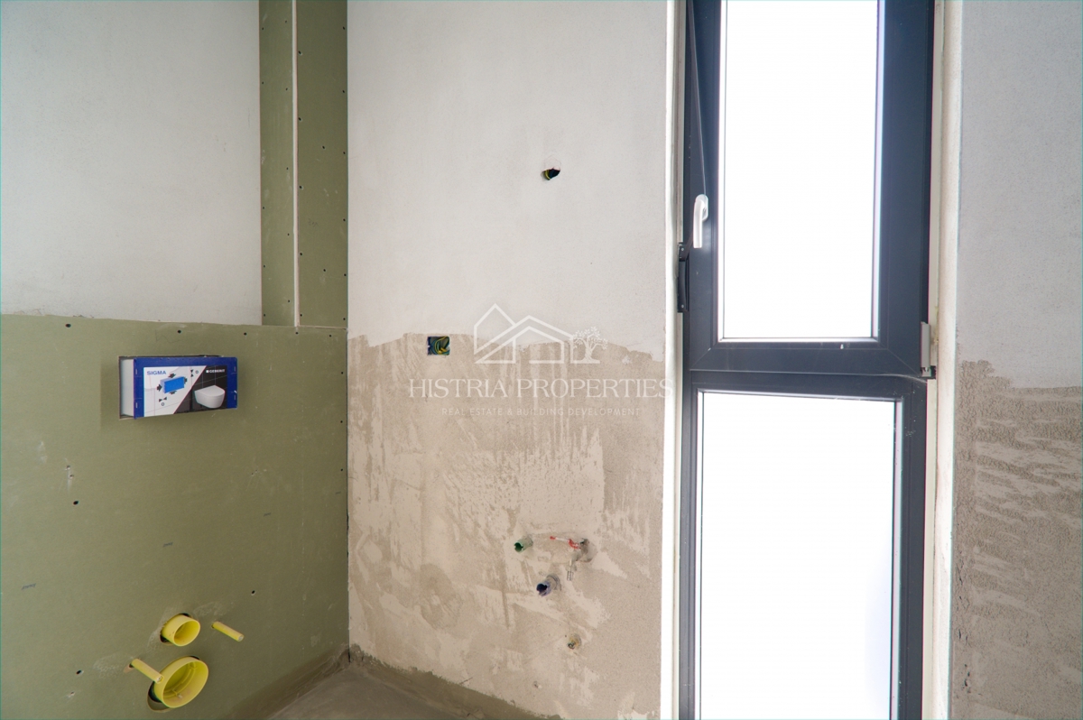 Vicino al mare e un confortevole appartamento familiare in un nuovo edificio vicino a Parenzo