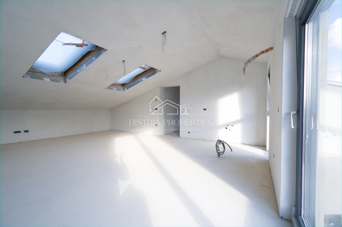 Vicino al mare e un confortevole appartamento familiare in un nuovo edificio vicino a Parenzo