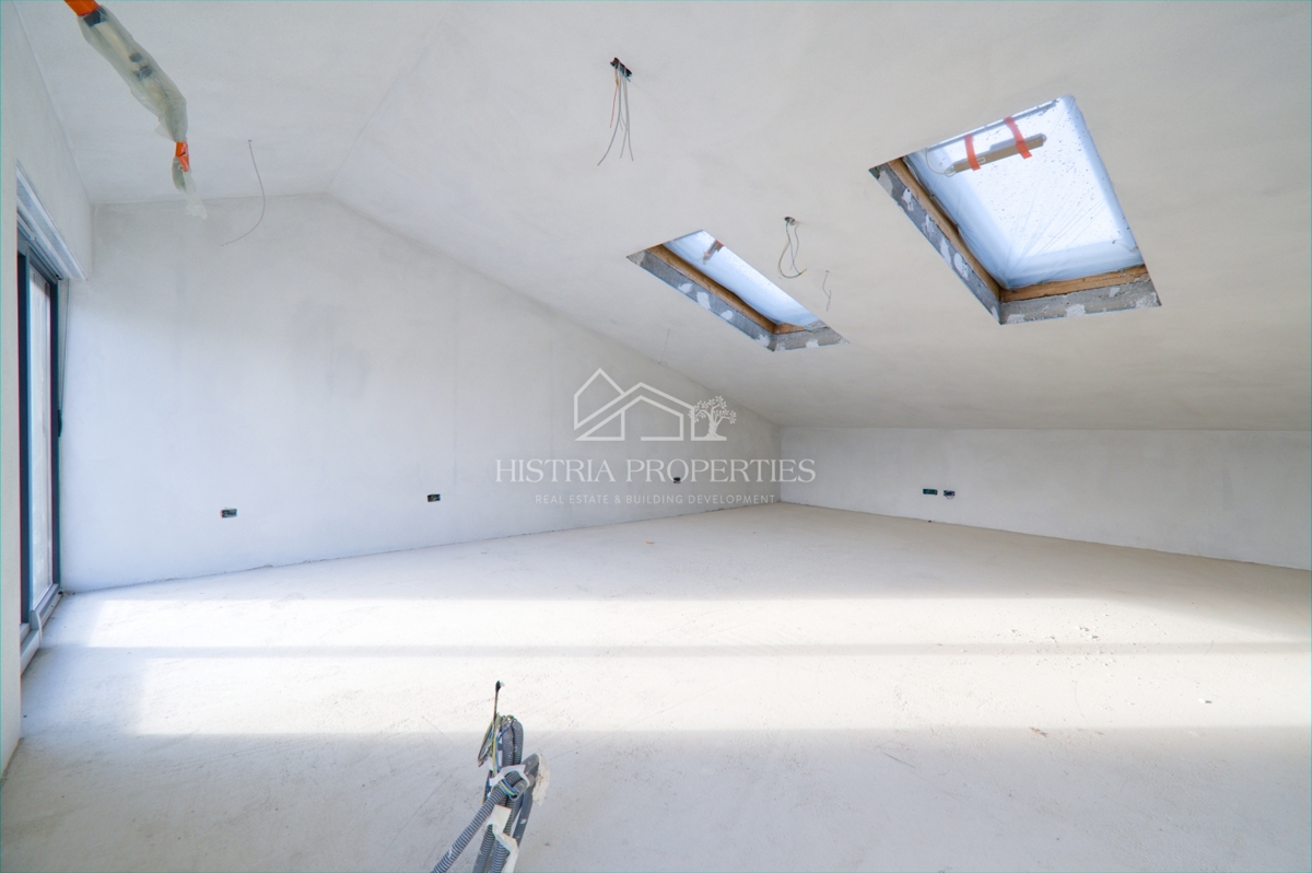 Vicino al mare e un confortevole appartamento familiare in un nuovo edificio vicino a Parenzo