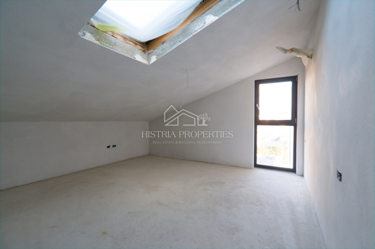 Vicino al mare e un confortevole appartamento familiare in un nuovo edificio vicino a Parenzo