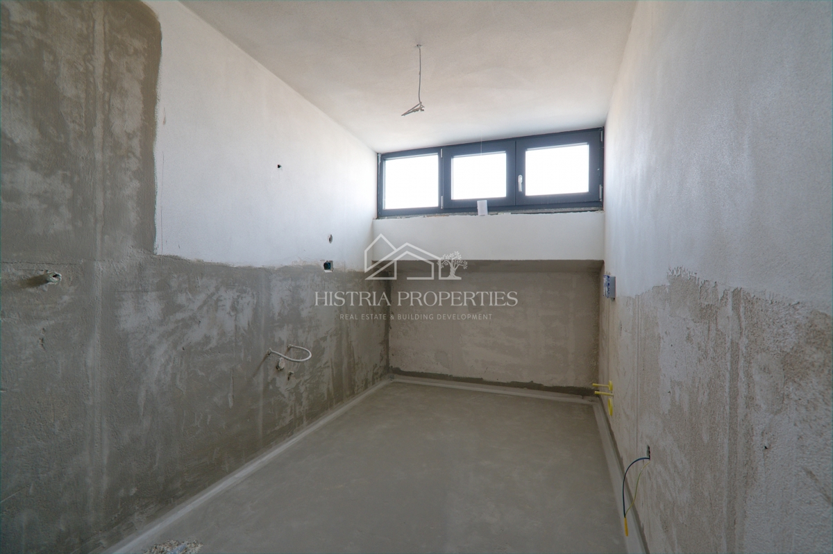 Vicino al mare e un confortevole appartamento familiare in un nuovo edificio vicino a Parenzo