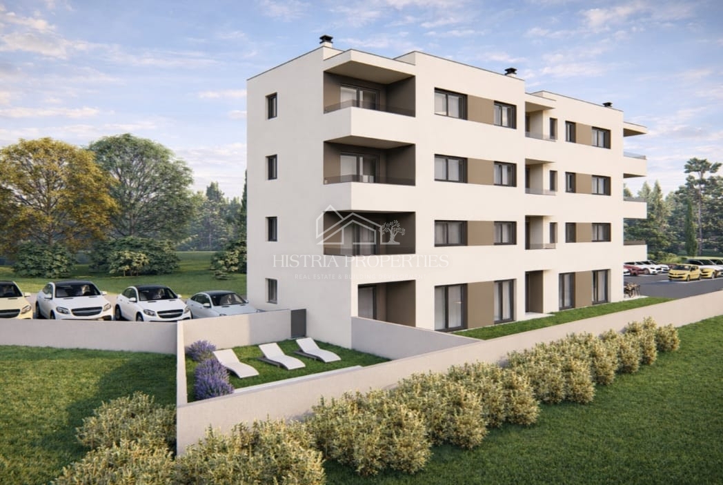 Appartamento con piscina e giardino al piano terra di una nuova palazzina per una piacevole vacanza