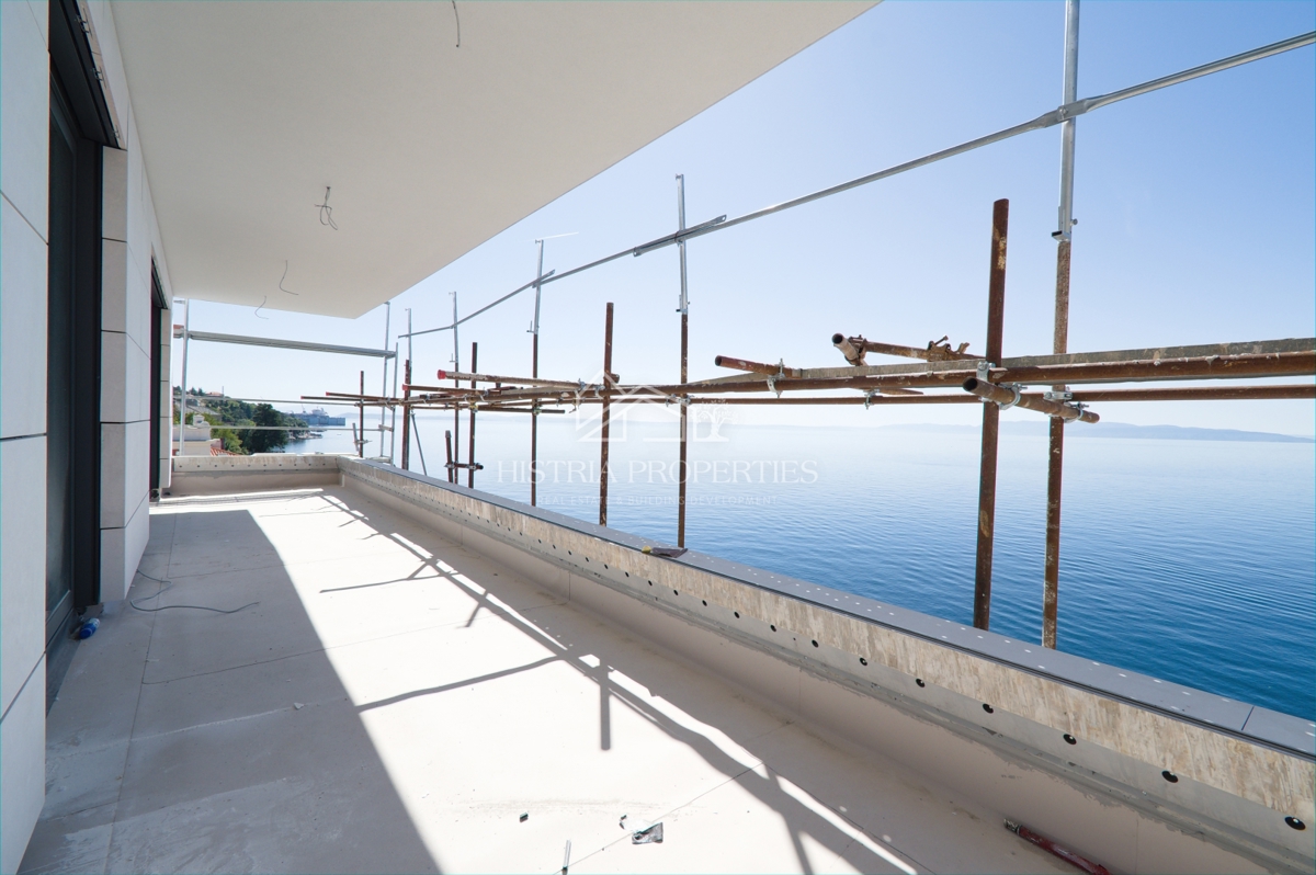 Fantastico appartamento in prima fila sul mare in un edificio nuovo di qualità con una vista impagabile