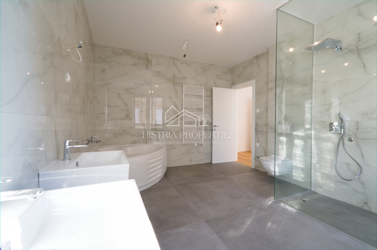 Fantastico appartamento in prima fila sul mare in un edificio nuovo di qualità con una vista impagabile