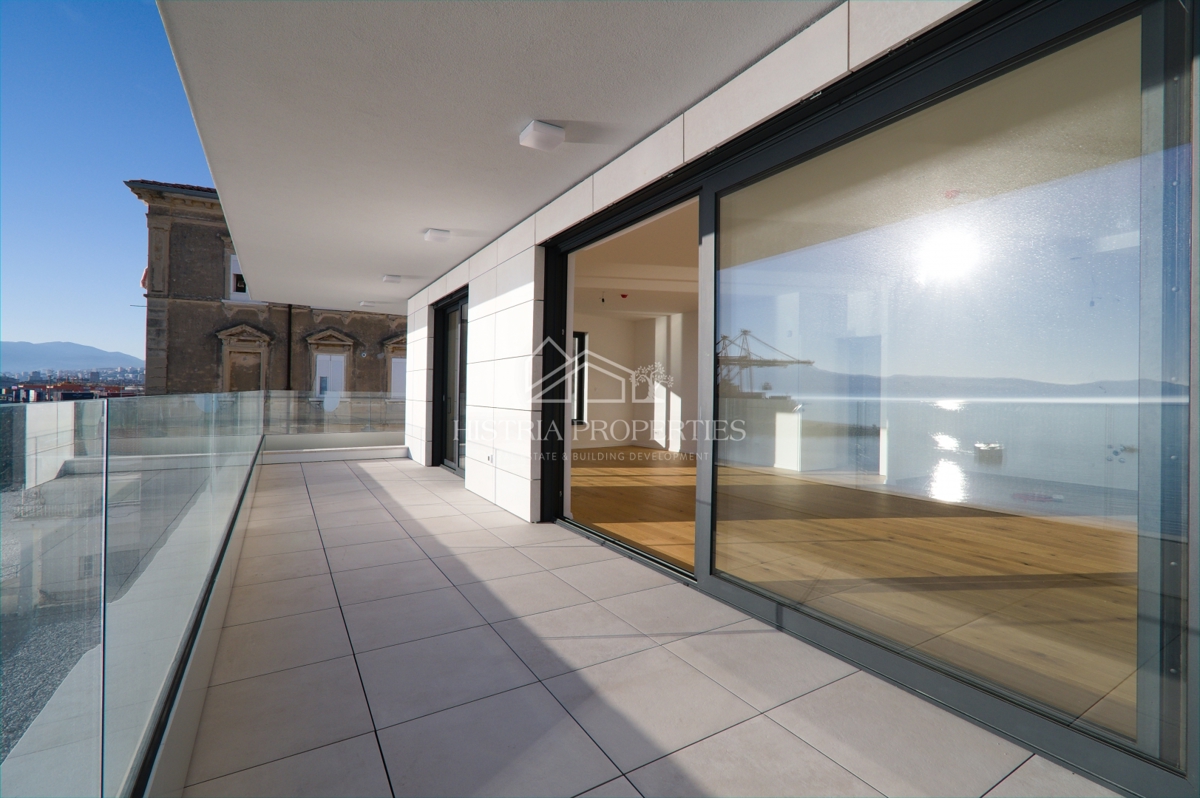 Fantastico appartamento in prima fila sul mare in un edificio nuovo di qualità con una vista impagabile