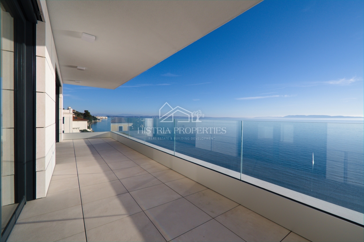 Fantastico appartamento in prima fila sul mare in un edificio nuovo di qualità con una vista impagabile