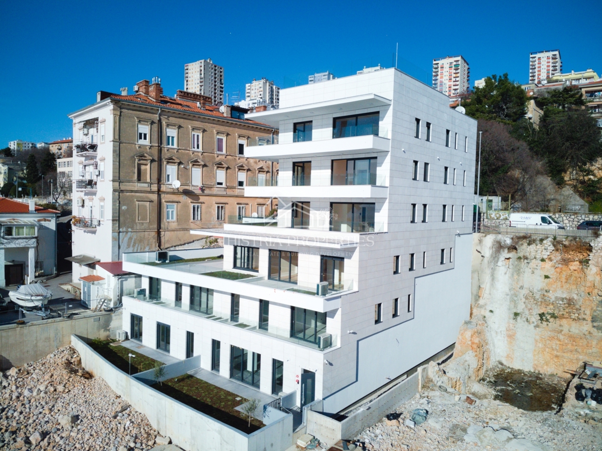 Fantastico appartamento in prima fila sul mare in un edificio nuovo di qualità con una vista impagabile
