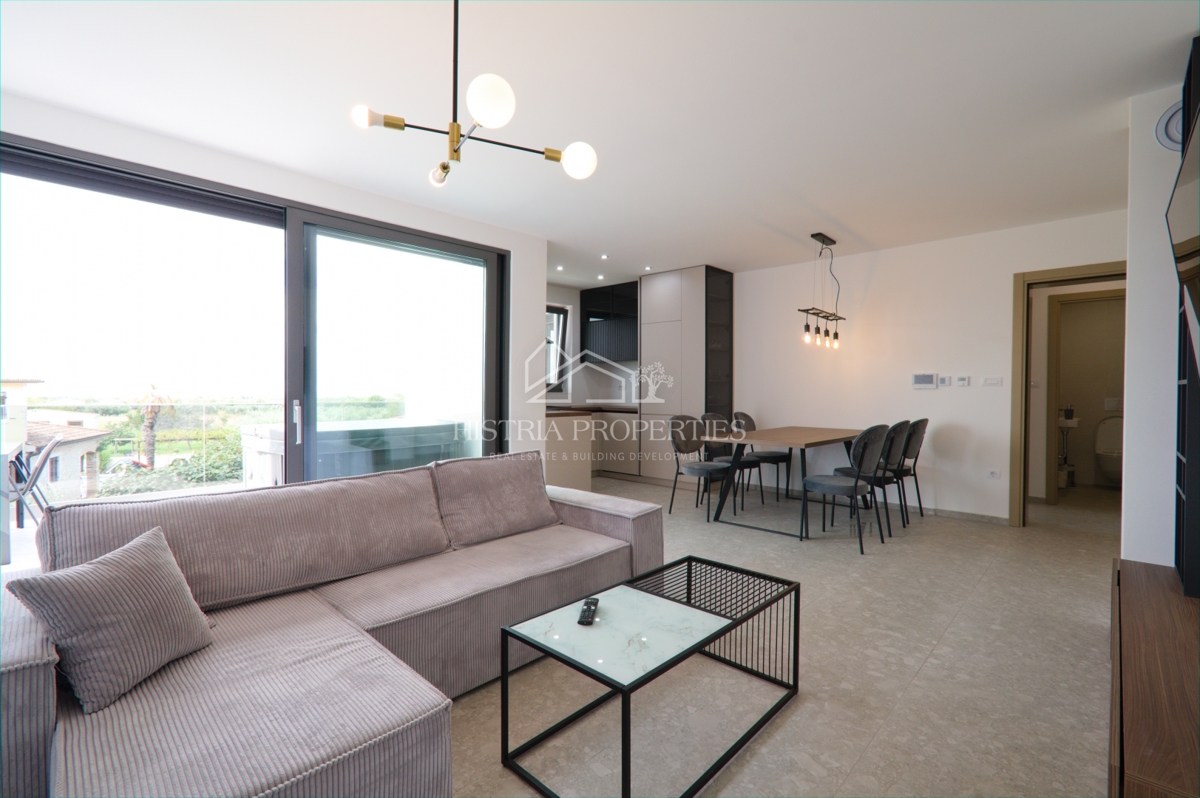 Grazioso appartamento con 2 terrazze, jacuzzi e vista panoramica vicino al mare