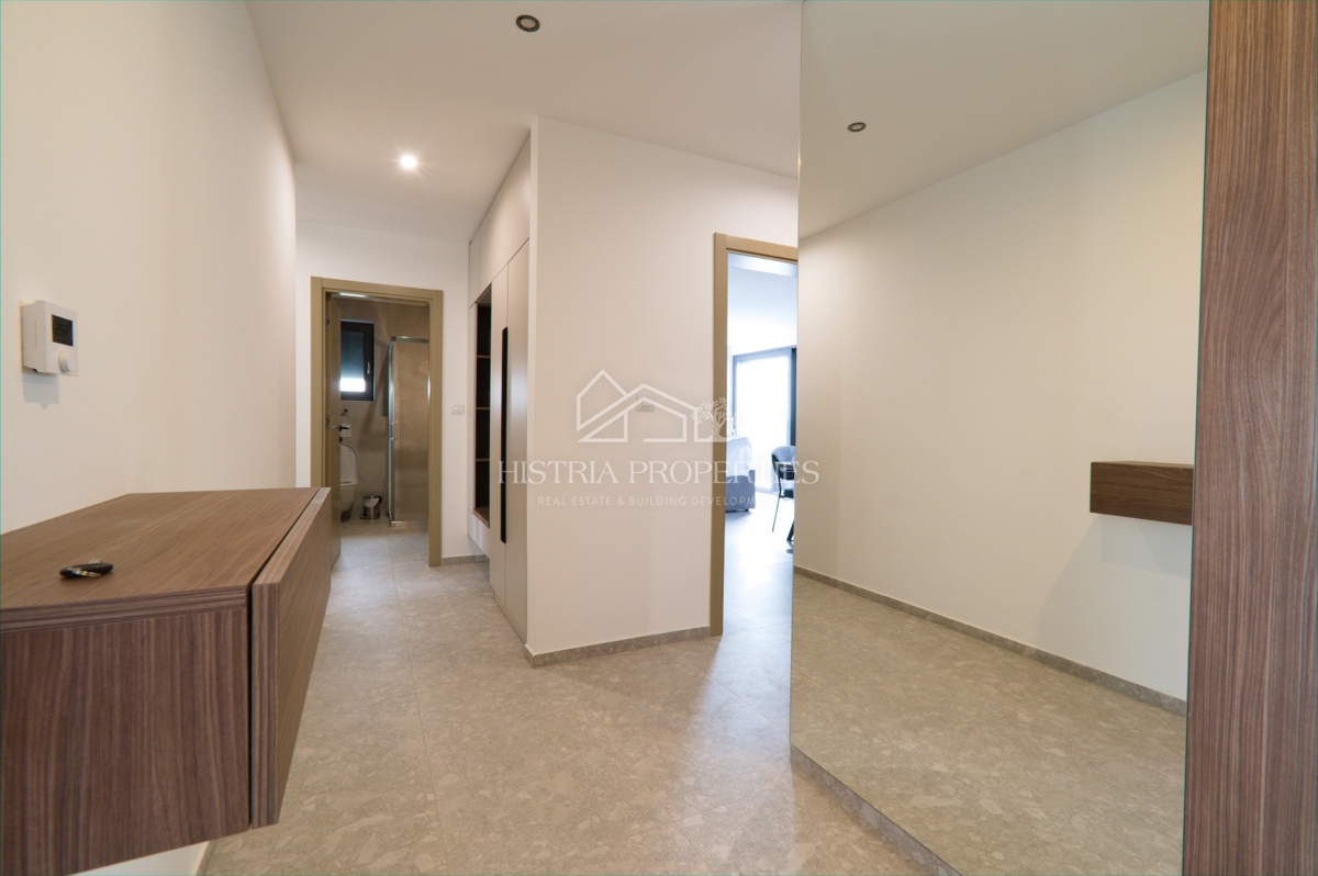 Grazioso appartamento con 2 terrazze, jacuzzi e vista panoramica vicino al mare