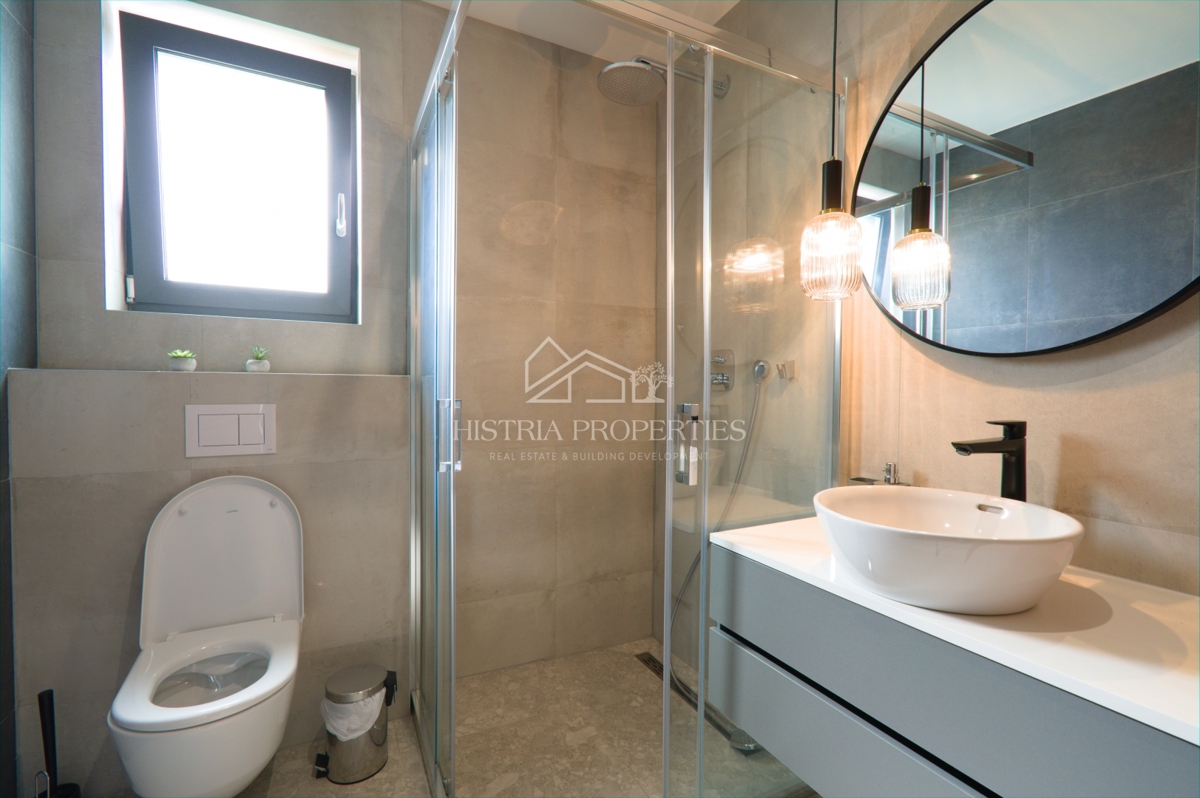 Grazioso appartamento con 2 terrazze, jacuzzi e vista panoramica vicino al mare