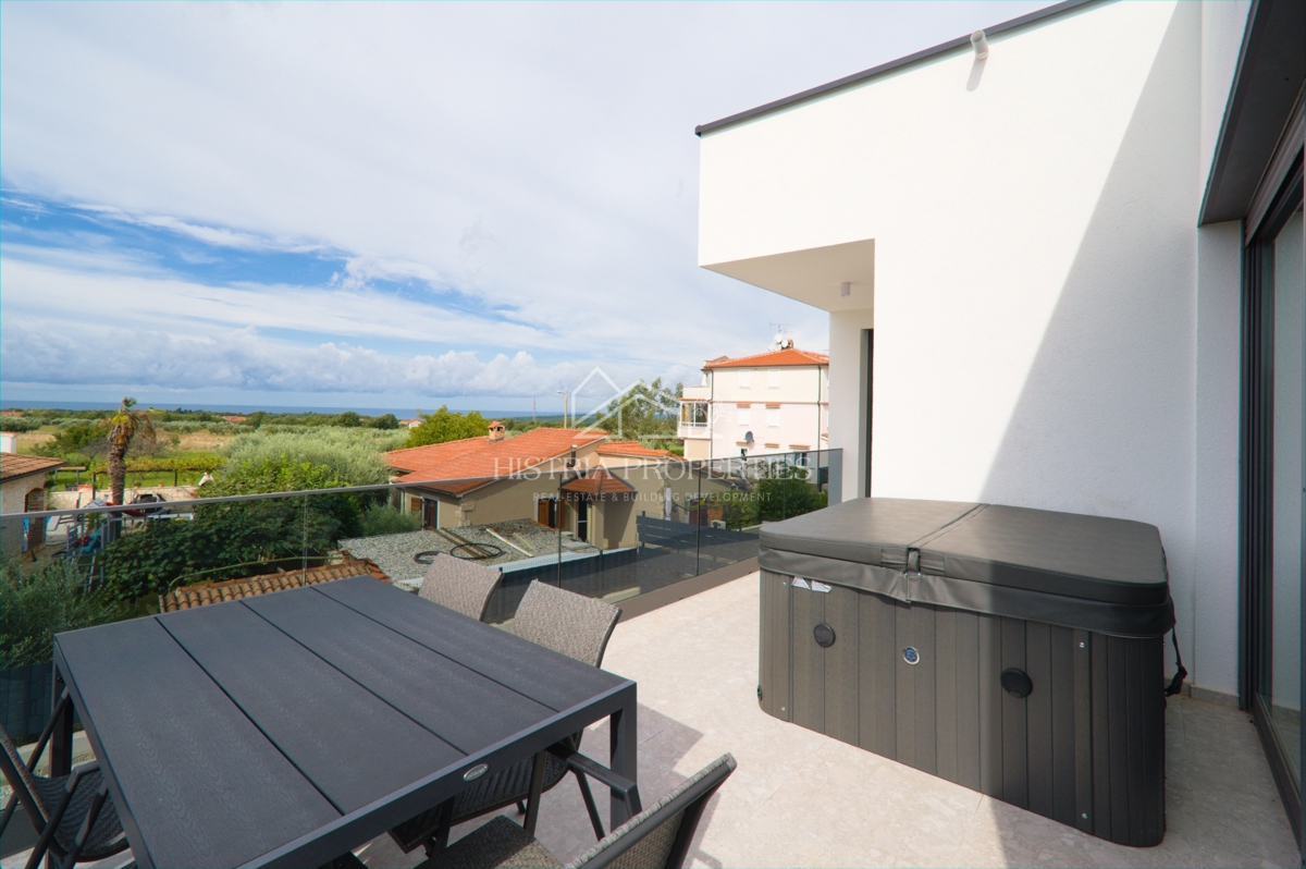 Grazioso appartamento con 2 terrazze, jacuzzi e vista panoramica vicino al mare